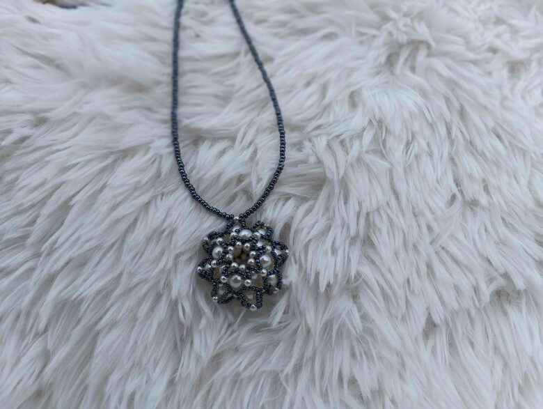 Přívěšek  ve tvaru donutu na korálkové šňůrce