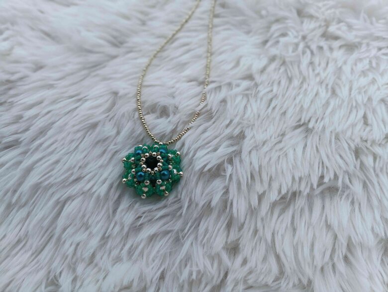 Přívěšek  ve tvaru donutu na korálkové šňůrce 