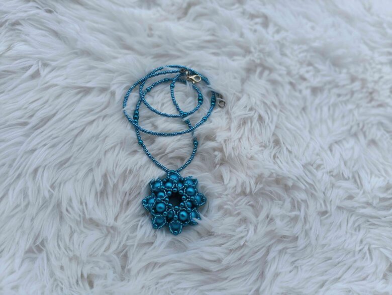 Přívěšek na korálkové šňůrce 60 cm