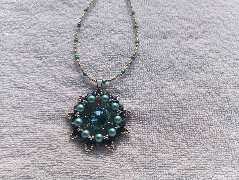 Přívěšek o průměru 5,5 cm na korálkové šňůrce