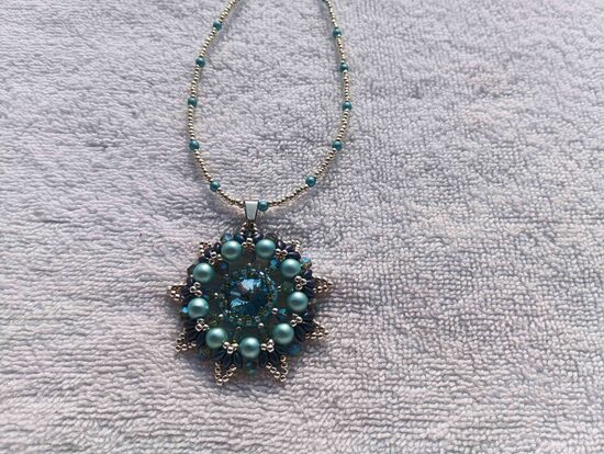 Přívěšek o průměru 5,5 cm na korálkové šňůrce