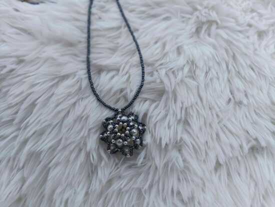 Přívěšek  ve tvaru donutu na korálkové šňůrce