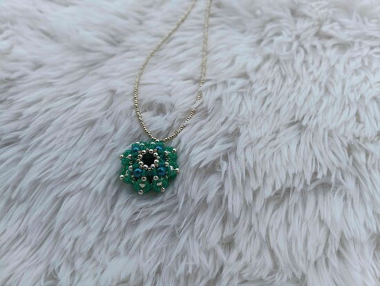 Přívěšek  ve tvaru donutu na korálkové šňůrce 