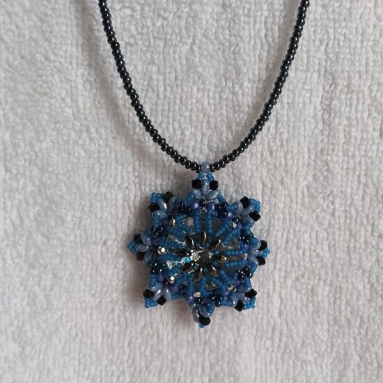 Přívěšek kytička modrá