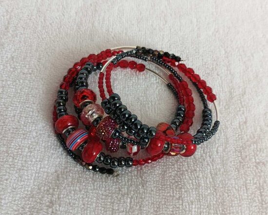 Náramek na paměťovém drátu