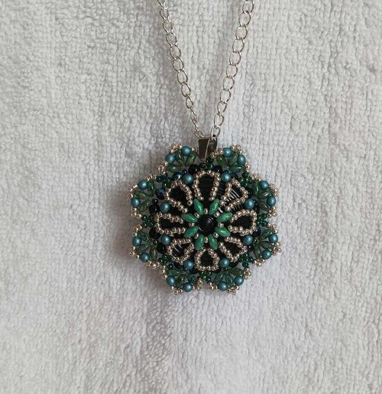 přívěšek korálková kytička